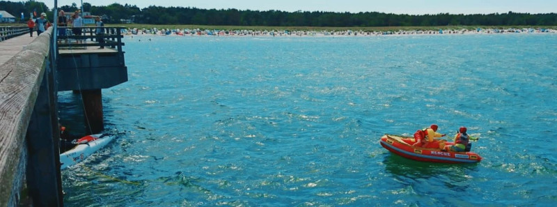 DLRG Rettungsboot trifft am Havaristen ein, dieser treibt noch an der Seebrücke.