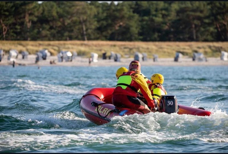 Ein Rettungsboot der DLRG Prerow auf dem Weg zum Einsatz (Symbolfoto)