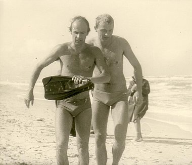 Historische Aufnahme zweier Männer am Strand